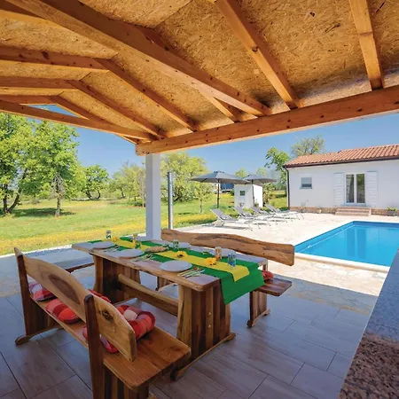 Holiday home Gorgeous In With Kitchen